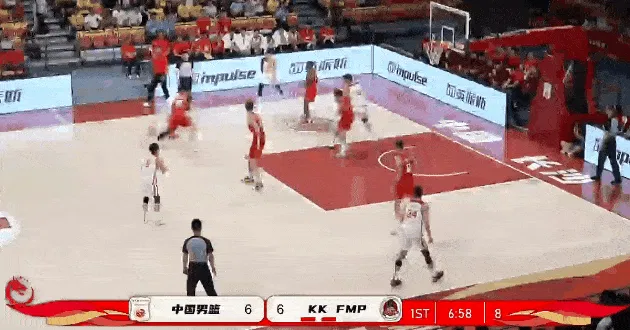 王俊杰抢下前场板上篮打进,随后又突破大跨步拉杆挑篮得手